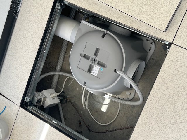 Instalación de un sistema de ventilación para la mitigación del radón.
