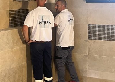 Instaladores de intera trabajando en una obra de mitigación del radón