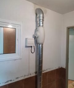 detalle conducto a una arqueta instalada para la mitigación del radon