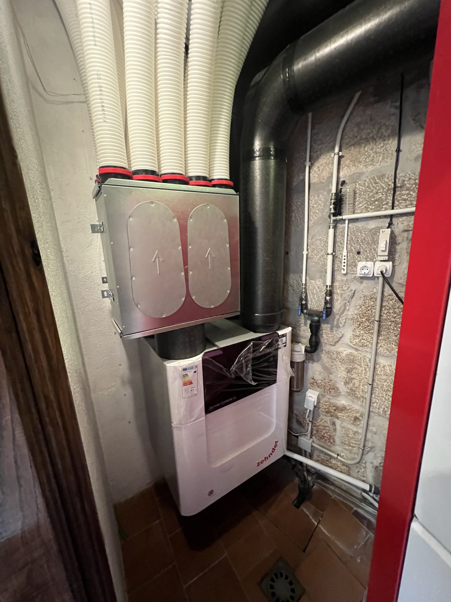 Instalación de un sistema de ventilación en una vivienda de Pontevedra de piedra para la mitigación del radón-